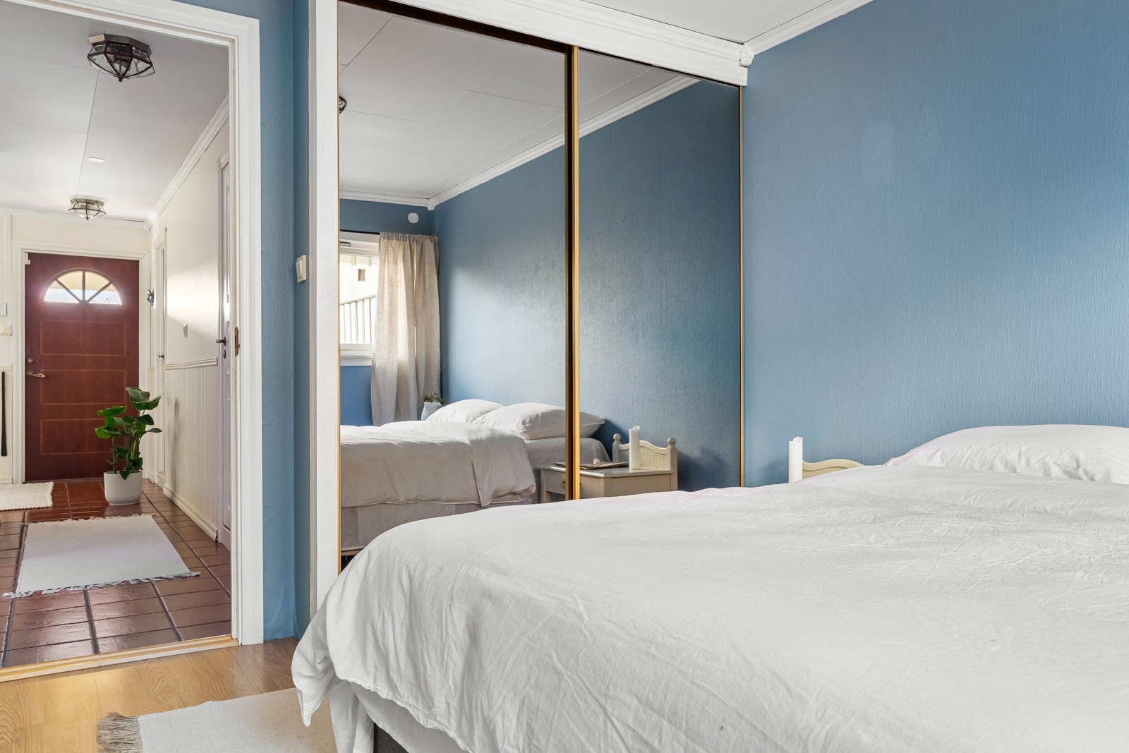 Garderobeløsningen bidrar til godt med oppbevaringsplass. Galleribilde