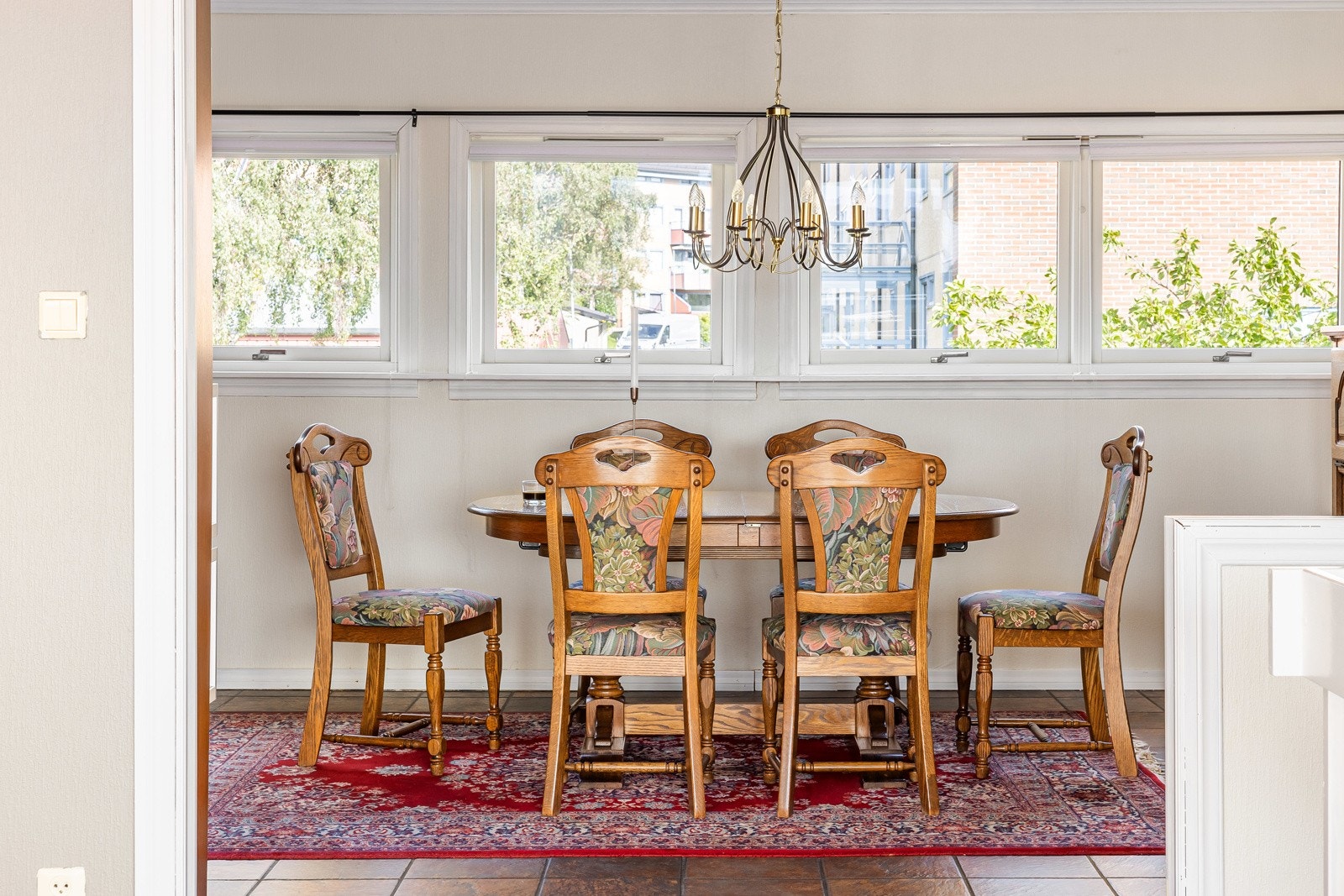 Det er rikelig med plass til koselig spisegruppe. Galleribilde