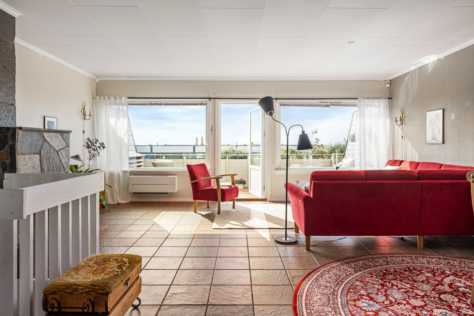 Vi beveger oss opp til 2. etg hvor vi finner boligens stue og kjøkken. Galleribilde