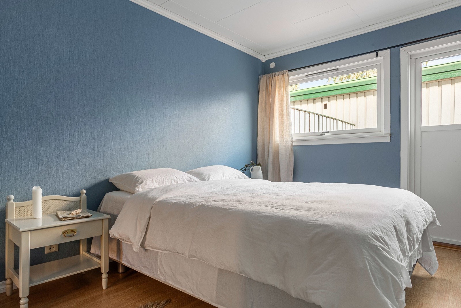 Soverom som har god plass til dobbeltseng og annen ønskelig møblering. Galleribilde