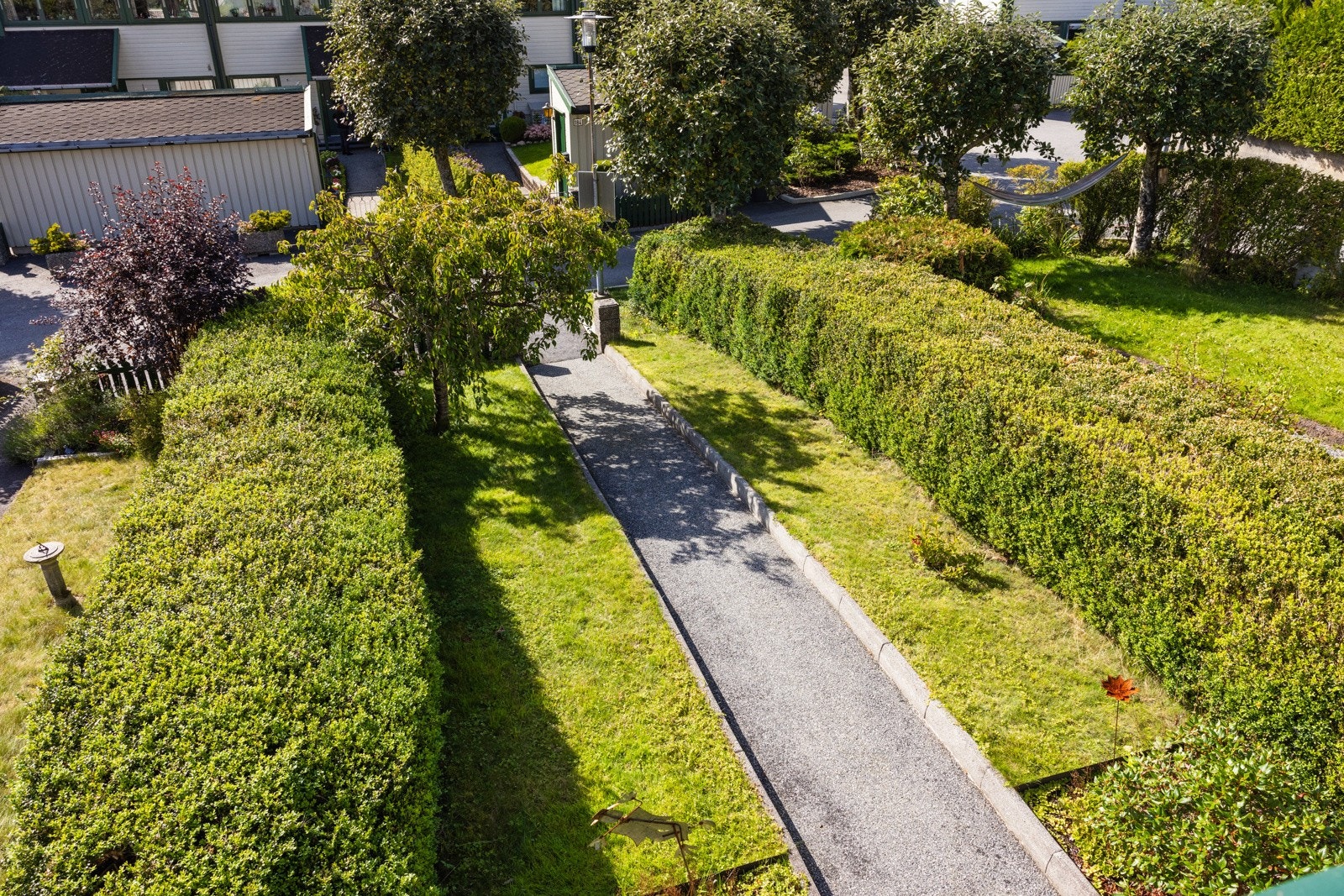 Inngangspartiet er opparbeidet med godt vedlikeholdt hekk. Galleribilde