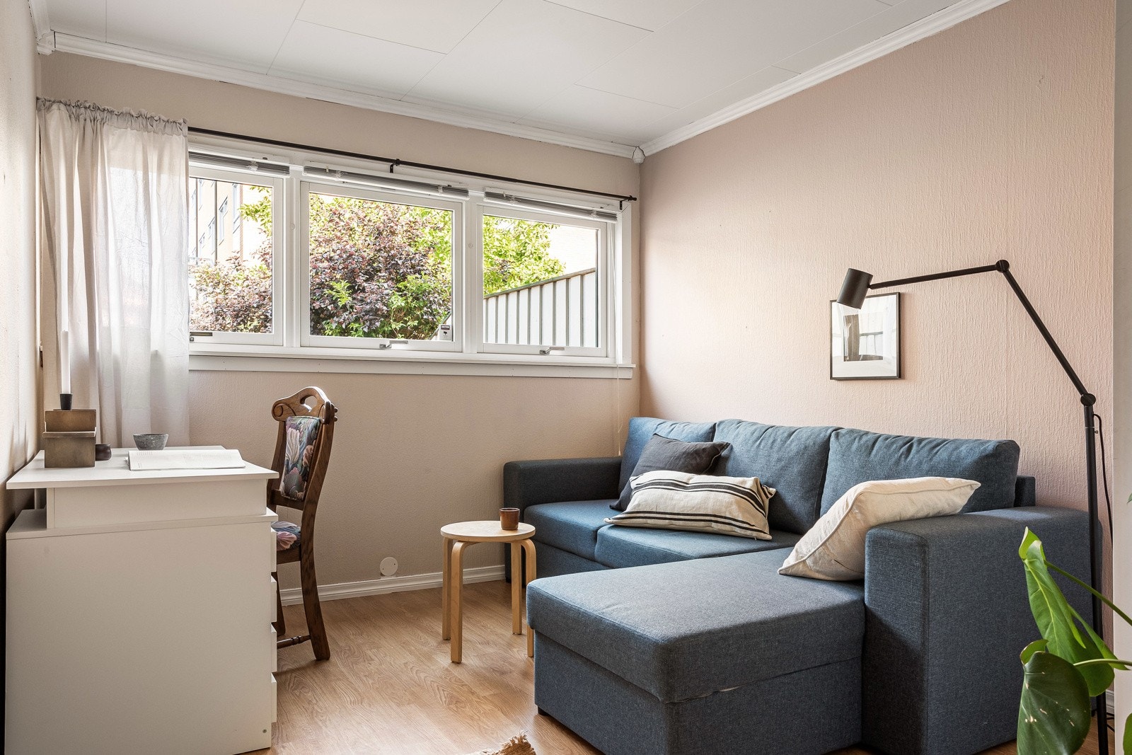 Vi beveger oss inn igjen til det andre soverommet. Her er det også godt med plass til dobbeltseng. Galleribilde