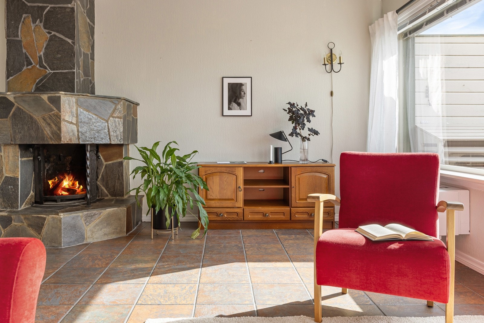 I stuen finner du varmepumpe samt peisovn. Dette bidrar til å holde energikostnadene rimelige selv gjennom de kjøligste månedene. Galleribilde