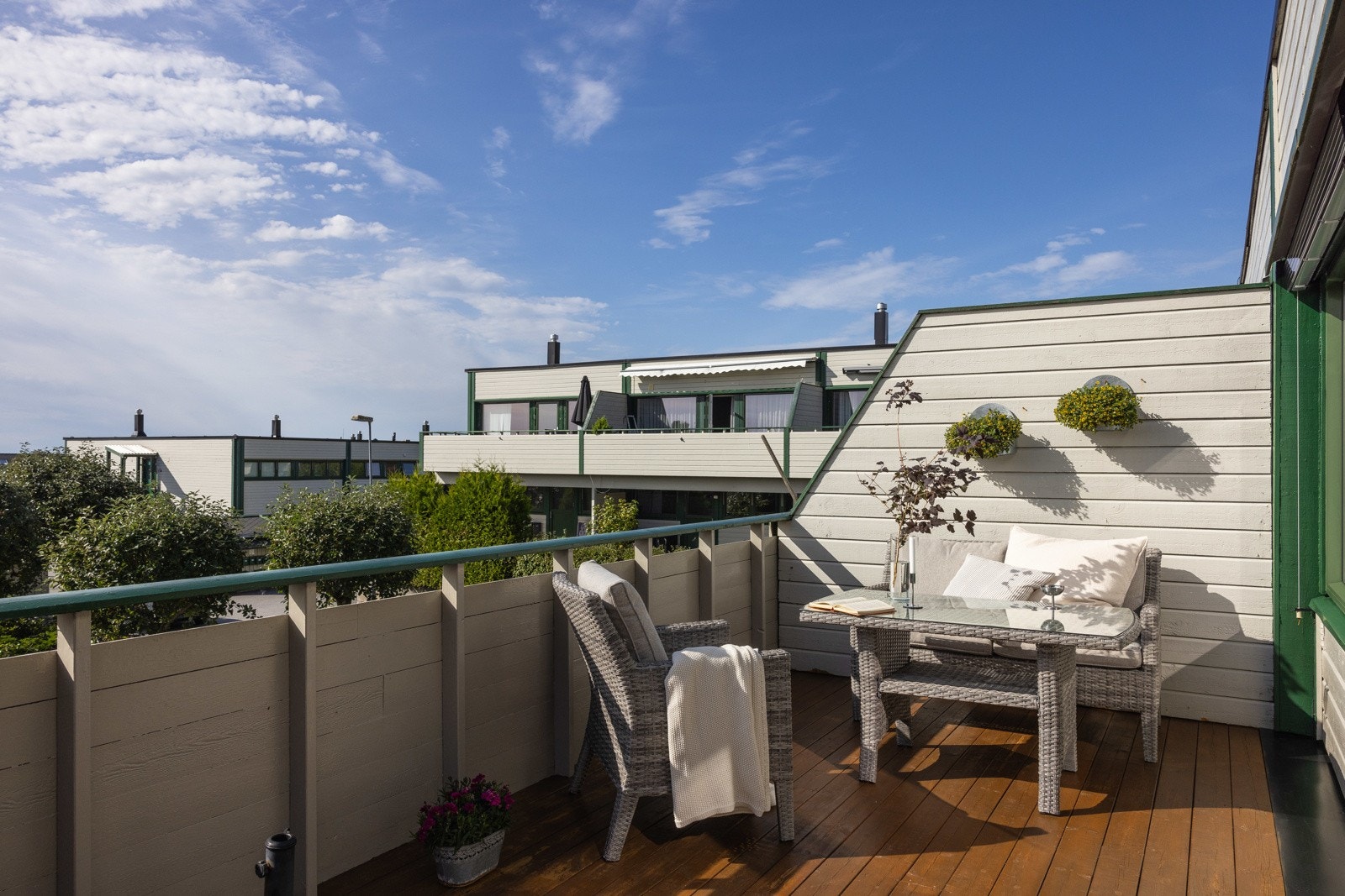 Fra stuen beveger vi oss ut på boligens balkong. Galleribilde