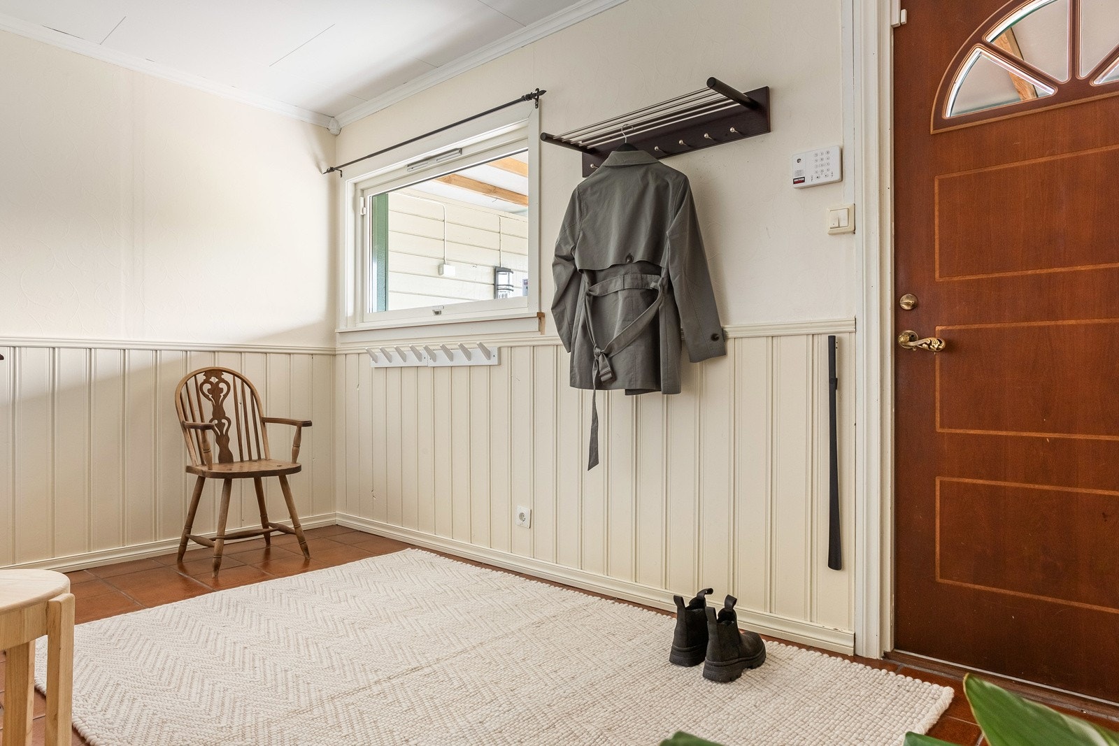 Velkommen inn! Innbydende entre som har godt av plass til sko og yttertøy. Her er det mulig å sette opp vegg for et tredje soverom. Galleribilde