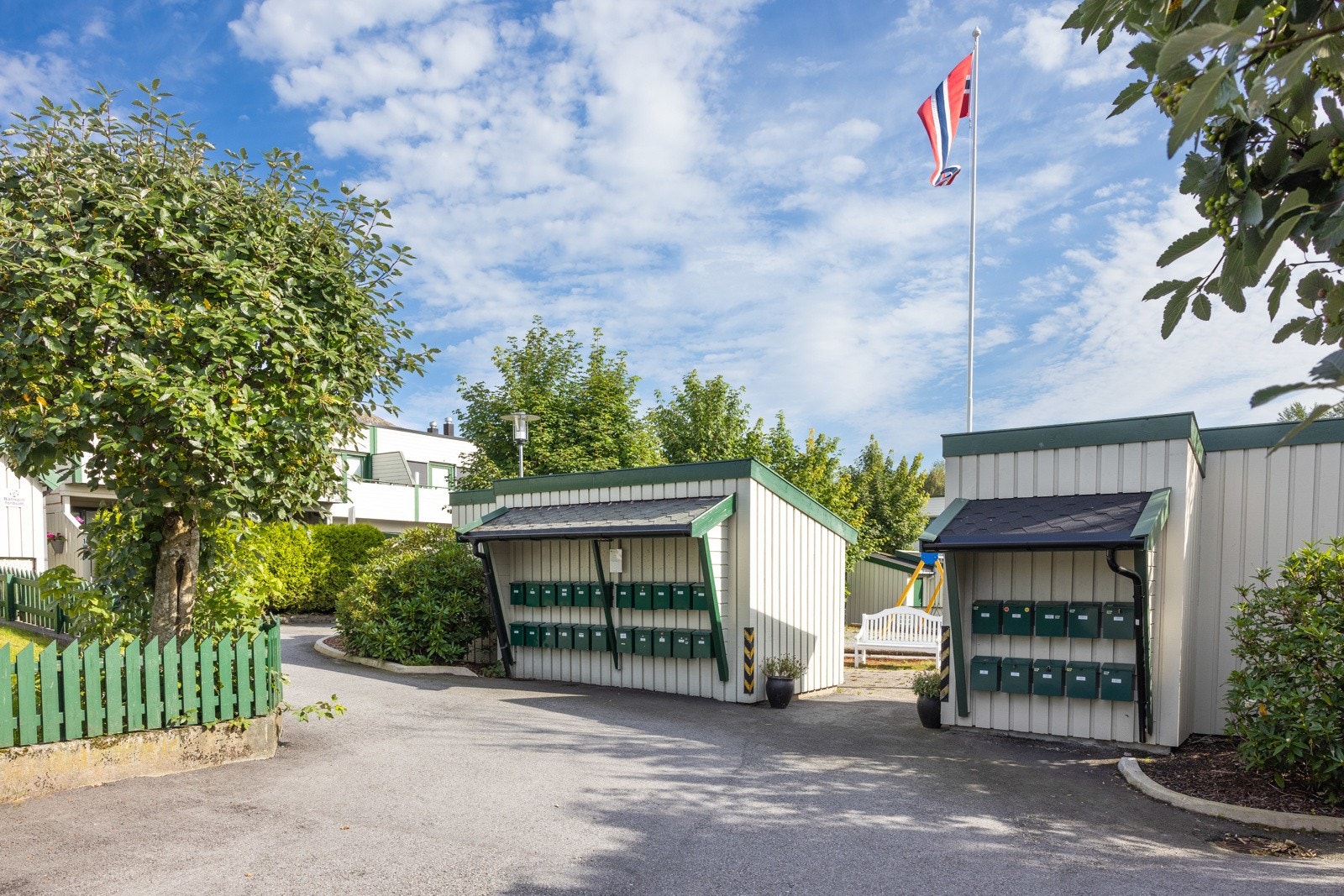 Borettslaget preges av fine grønne uteområder. Galleribilde