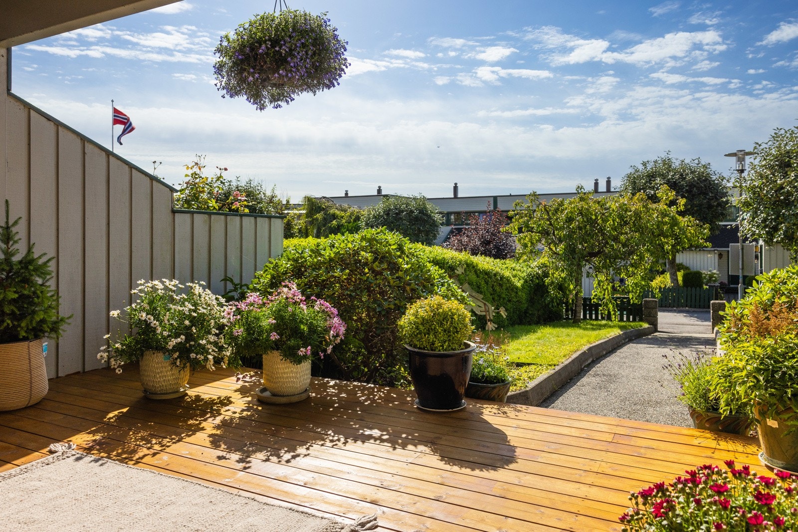 Utenfor boligen har du en flott markterrasse og en fin entre. Galleribilde