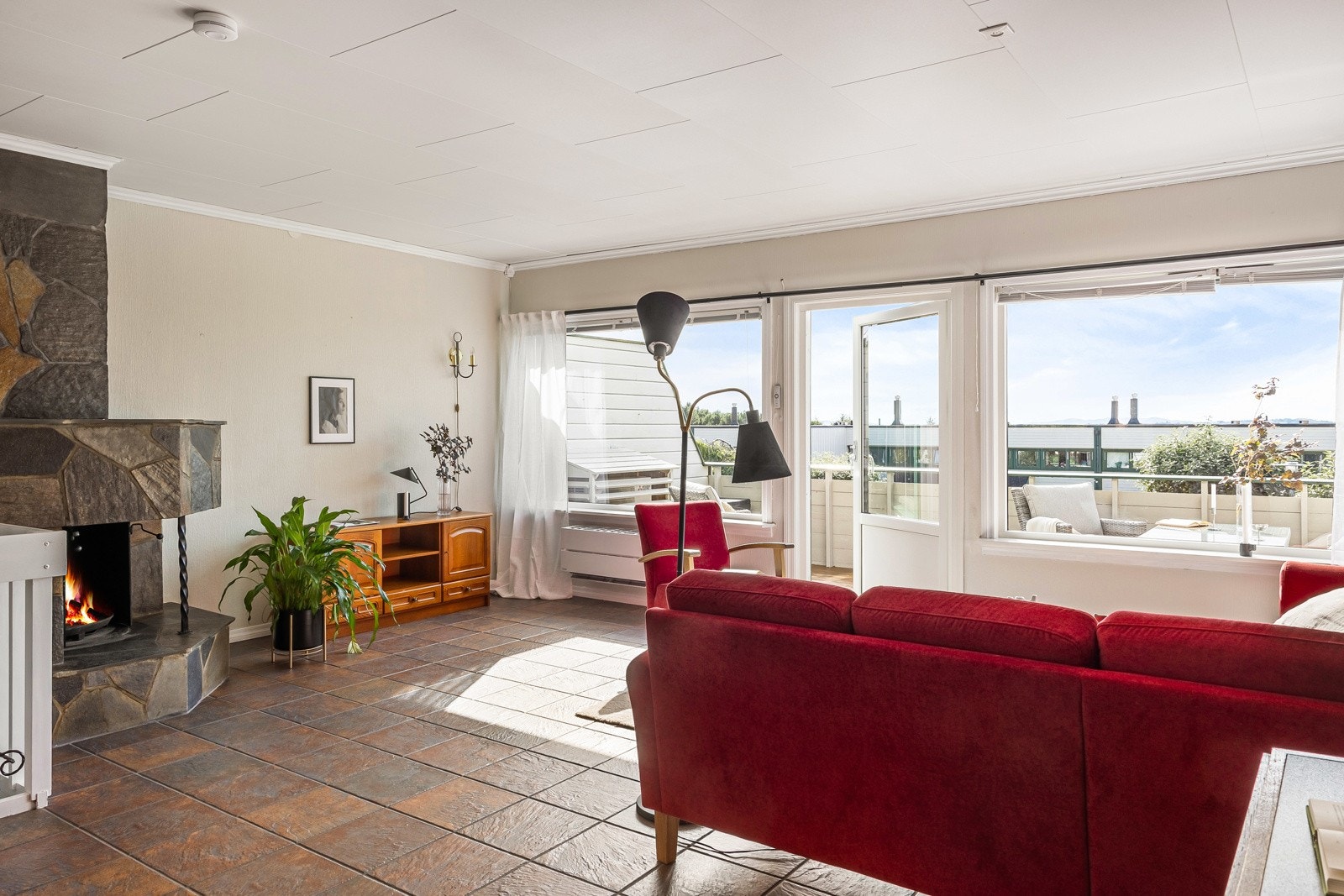 Stuen er av meget god størrelse og kan innredes i flere soner. Galleribilde