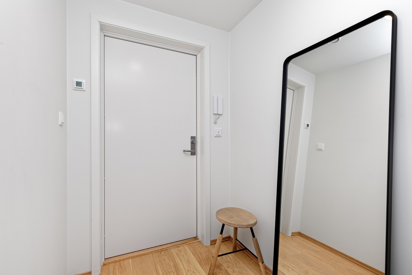 Entré med god plass til oppbevaring. Plass til garderobeskap. Inngang til bod/teknisk rom rett ved inngangsdør. Galleribilde