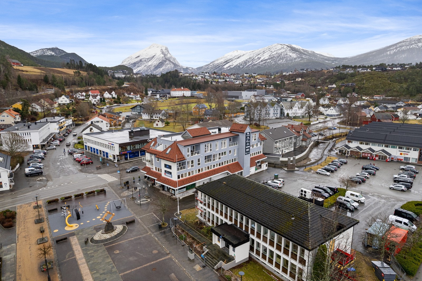 ... skular og treningsanlegg. Galleribilde