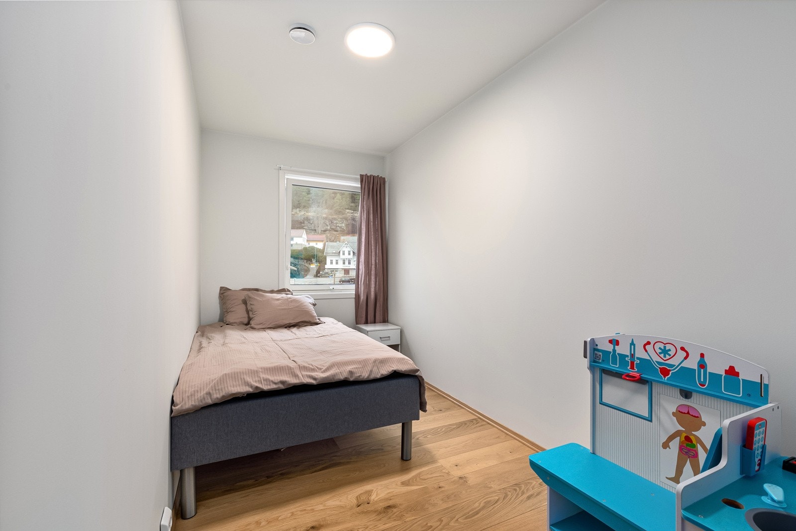 Barnerom/gjesterom med god plass til seng og garderobe. Galleribilde