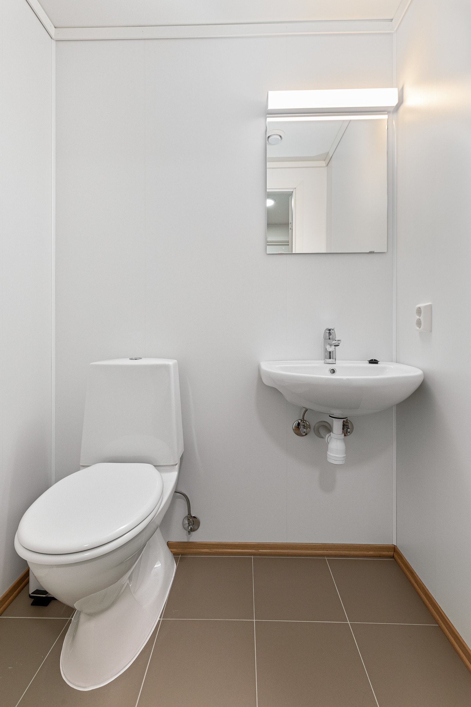 Ekstra wc-rom utstyrt med toalett og servant. Galleribilde