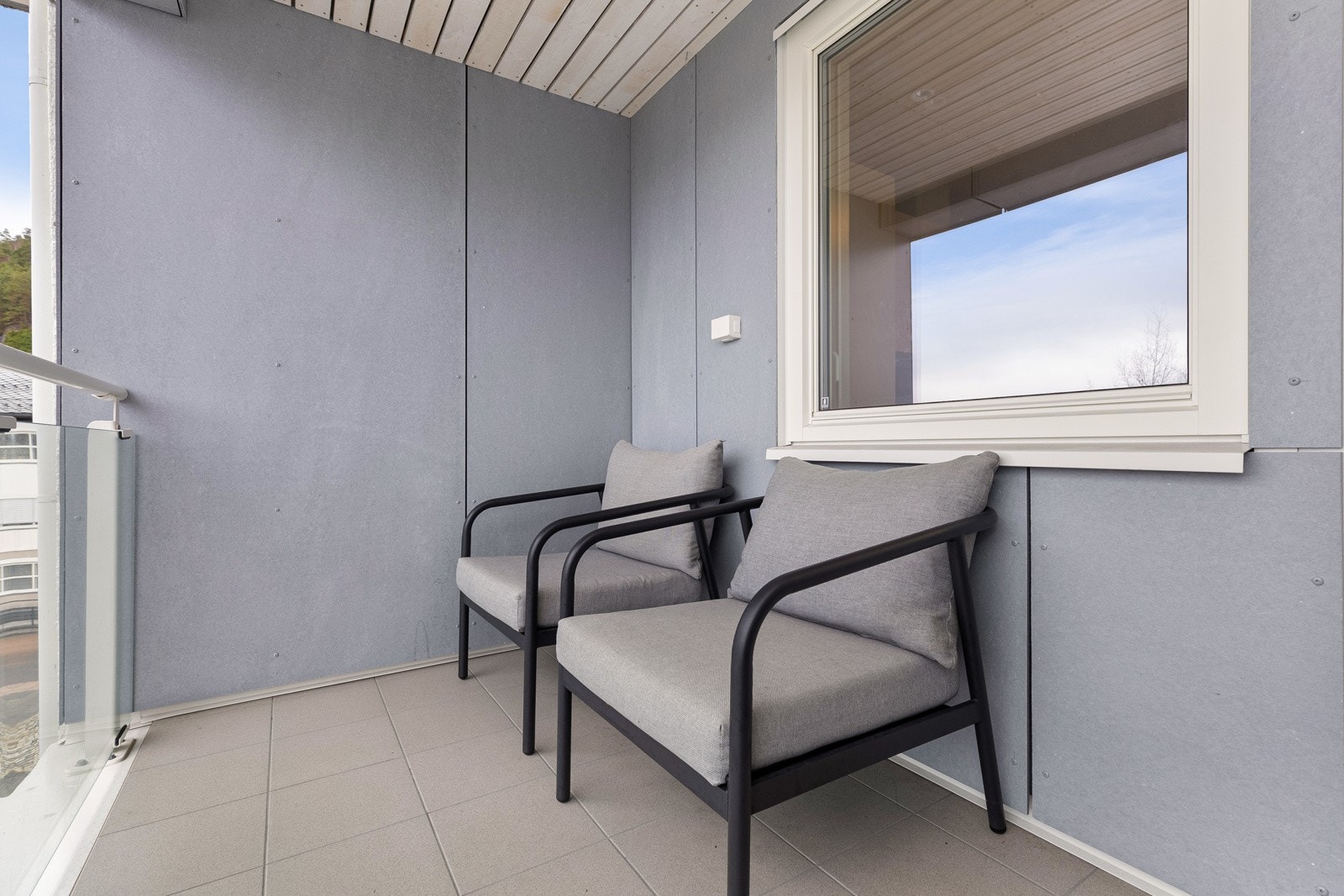 Frå stova er det utgang til ein overbygd balkong med utsikt mot fjord og nærområde. Galleribilde