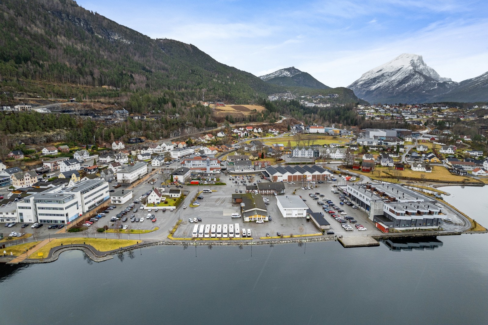Her bur du midt i hovudfartsåra til Sandane, omringa av vakker vestnorsk natur med fjord og fjell. Galleribilde