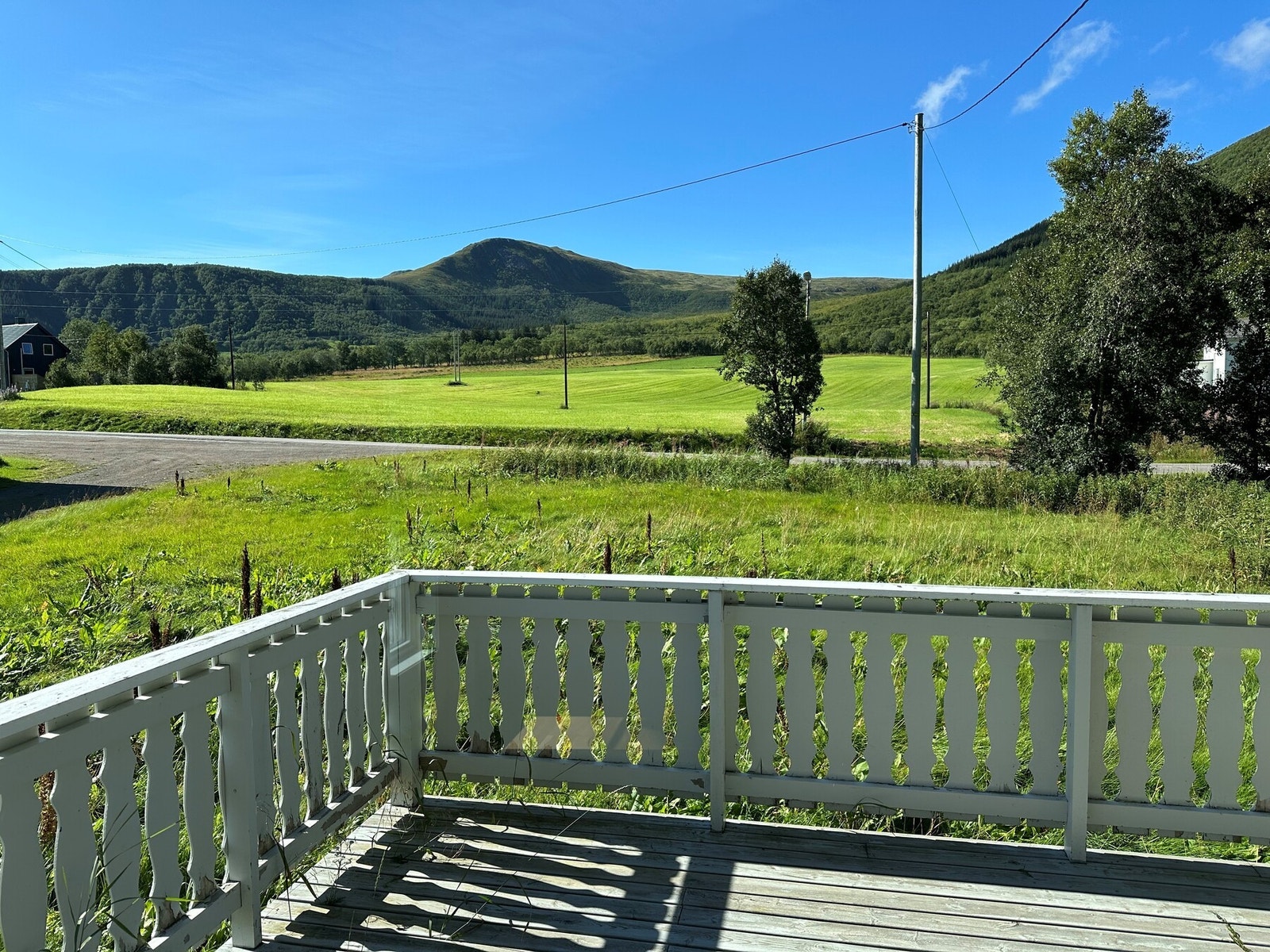 Fra terrassen kan du nyte fin utsikt mot gresskledde enger og heia. Galleribilde