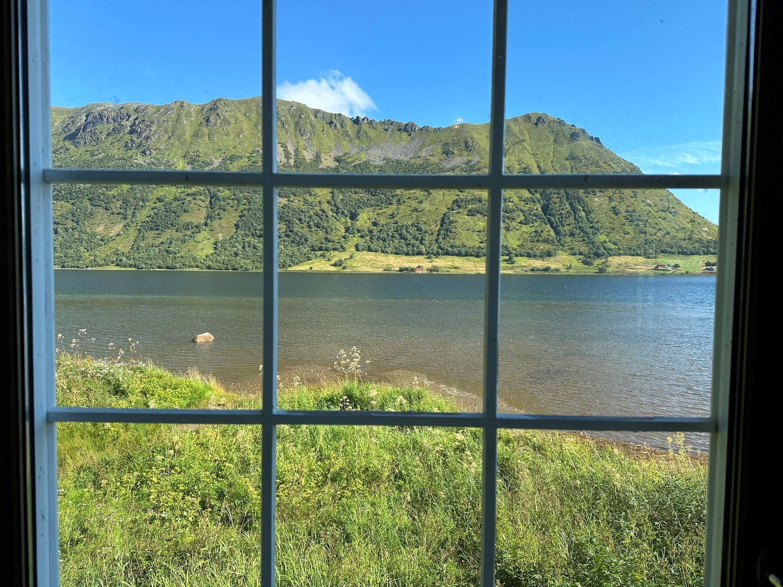 Utsikt utover pollen. Mange flotte turområder like i nærheten. På andre siden går det en flott tursti nede langs foten av fjellet. Galleribilde