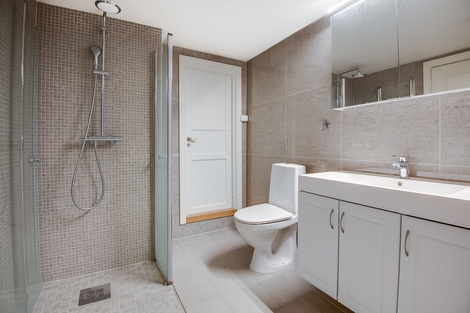 Flislagt bad. Vaskemaskin følger med. Galleribilde