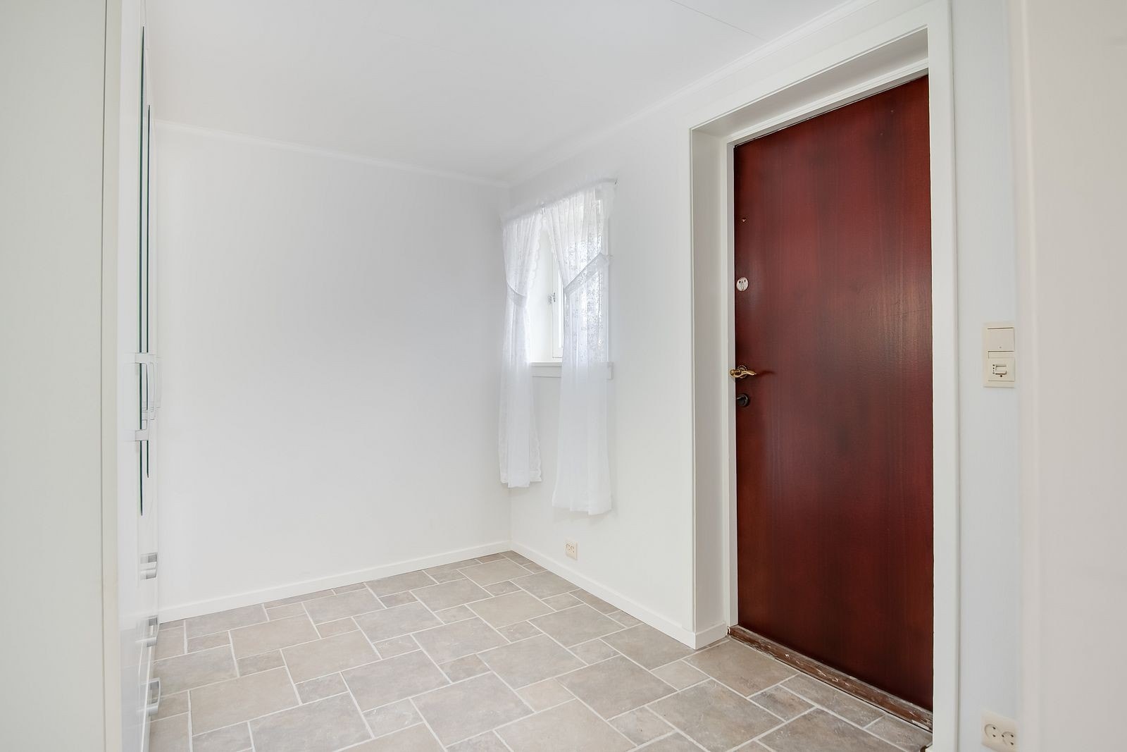 Lys og Romslig entre med god plass til oppbevaring av klær. Galleribilde