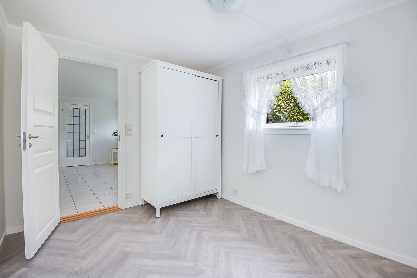 Soverom med plass til dobbeltseng. Garderobeskap følger med. Galleribilde