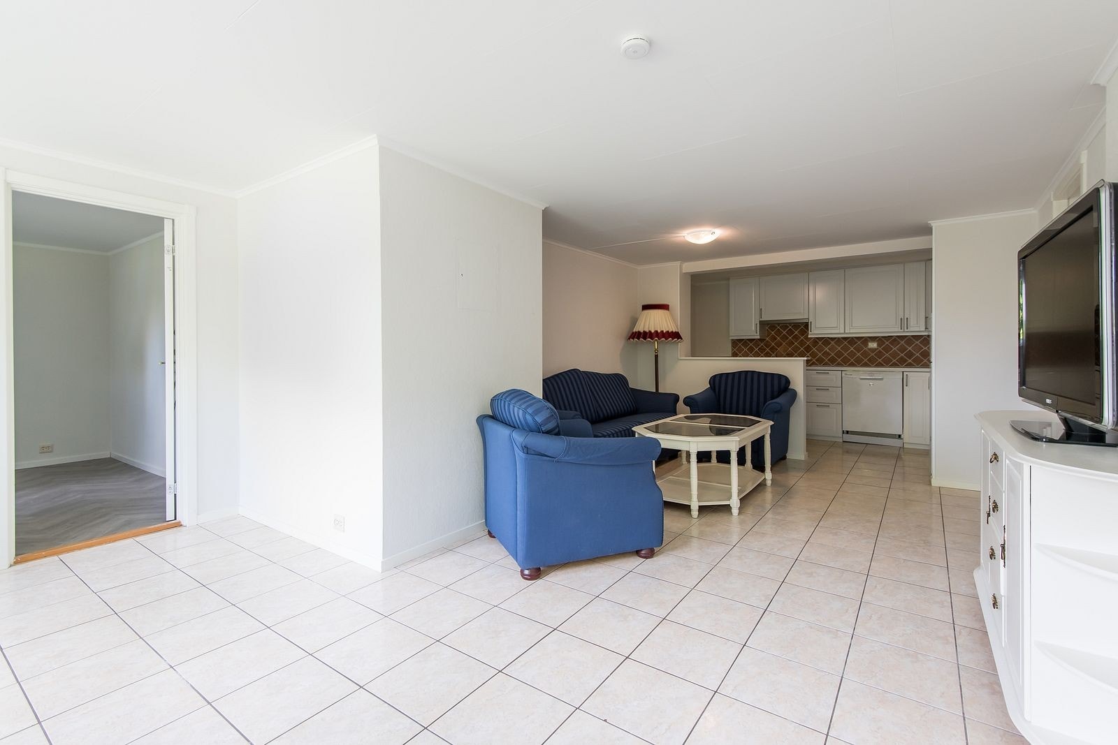 Stue med plass til sofa og sittegruppe. Galleribilde