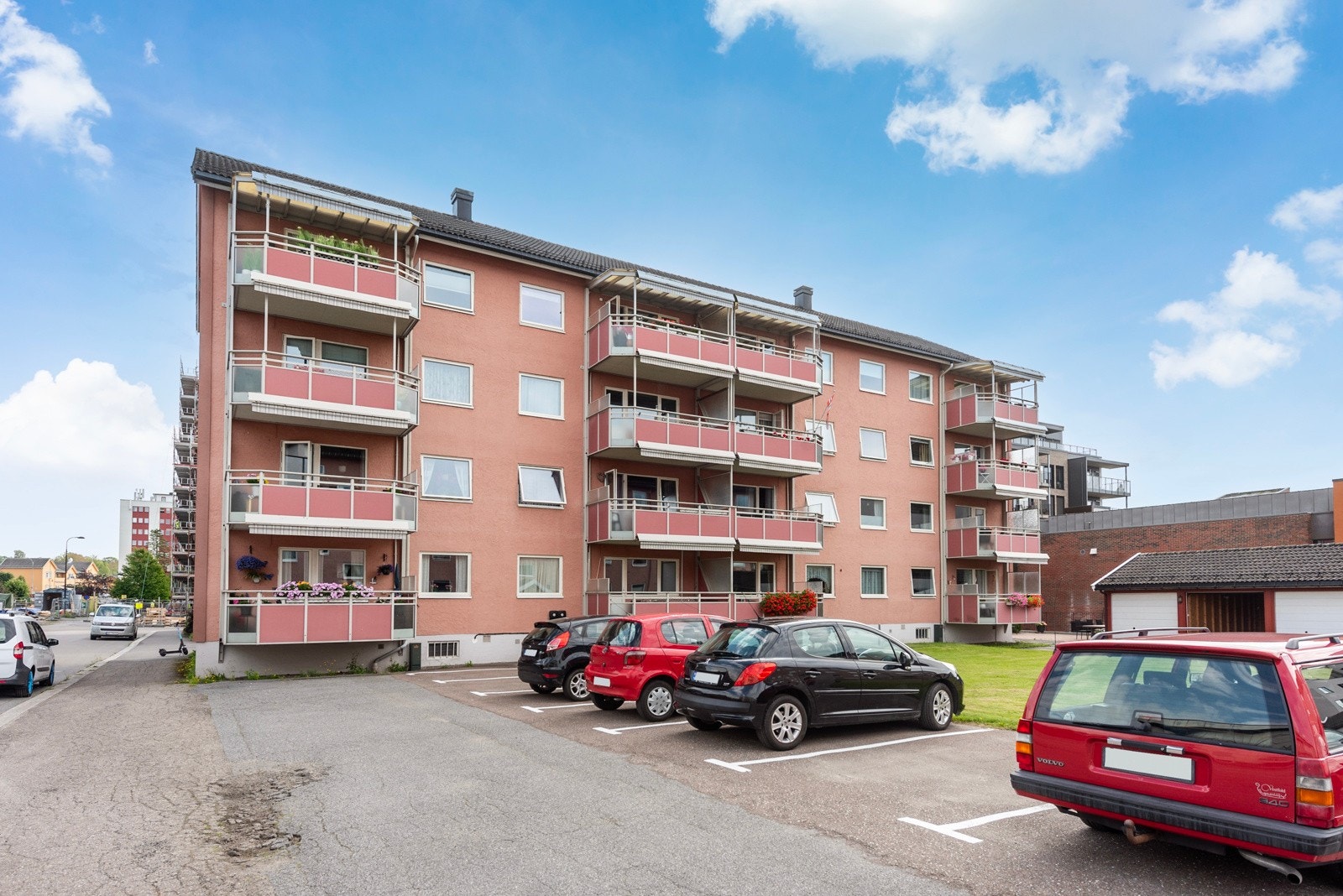Det er felles biloppstillingsplasser og man kan sette seg på liste for leie av garasje. Galleribilde