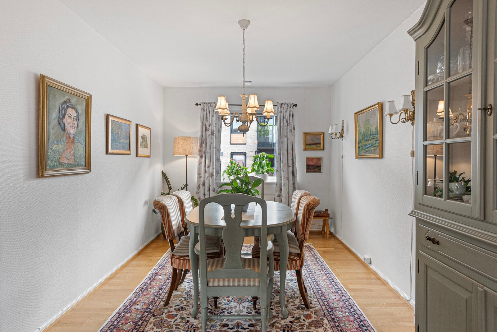 Spisestuen var tidligere et soverom nr. 2 og kan med enkle grep tilbakestilles til dette. Galleribilde