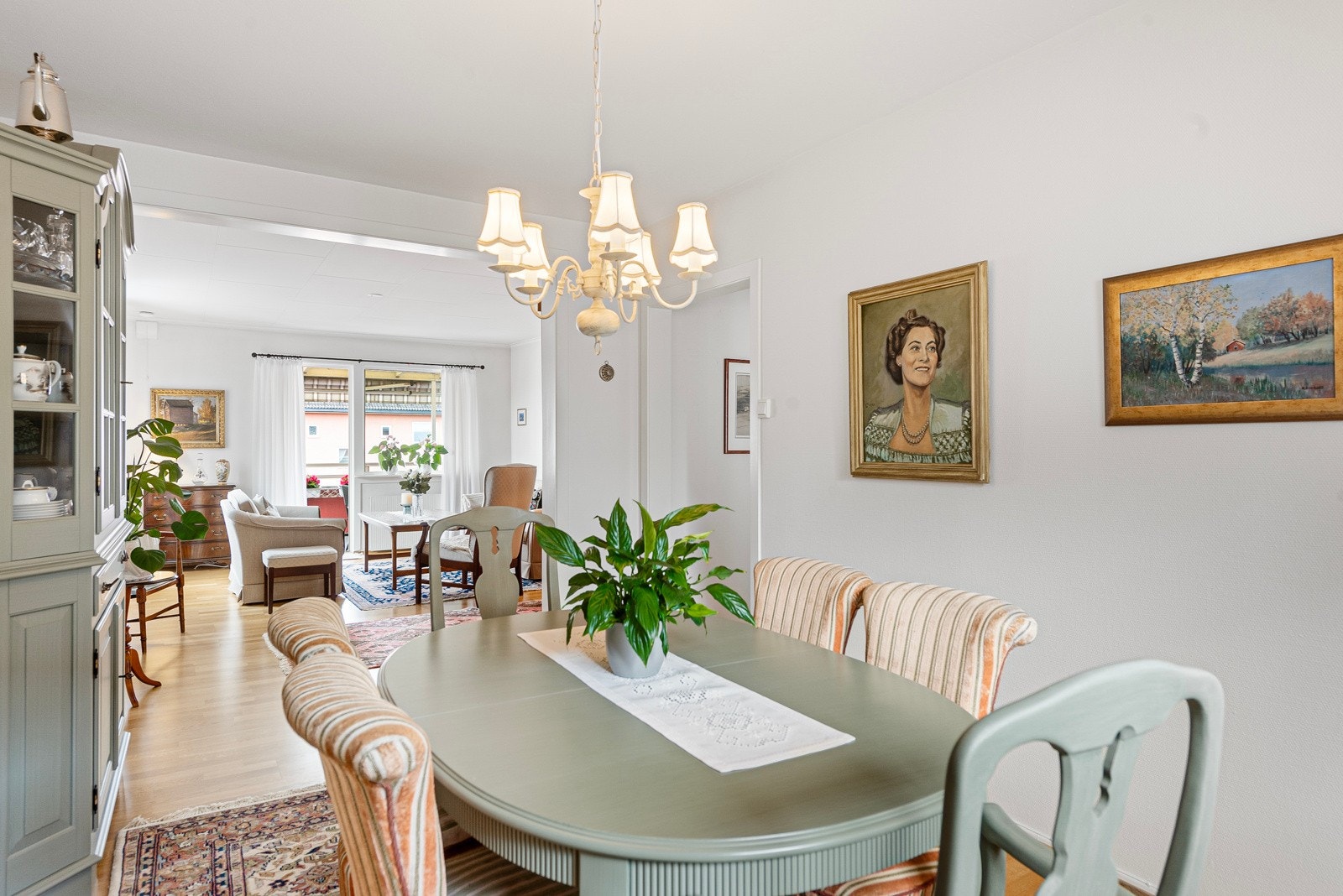 I spisestuen er det god plass til å samle venner og familie til hyggelige måltider rundt et langbord. Galleribilde