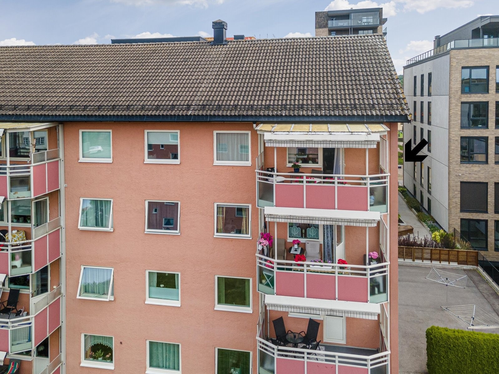 Eiendommen ligger tilbaketrukket og rolig til, men området er samtidig sentralt og attraktivt. Galleribilde