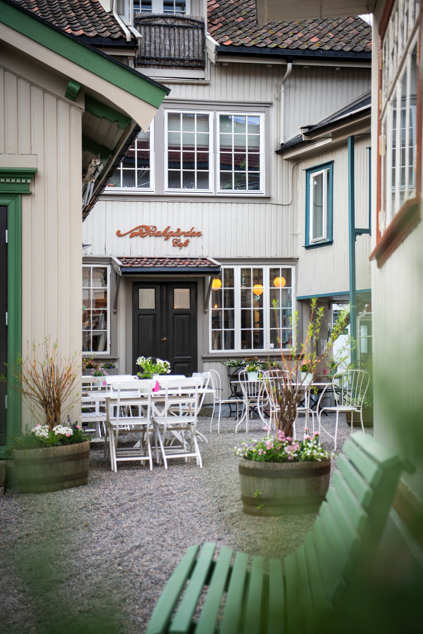 Bakgården har en hyggelig cafè og sommerstid arrangeres det revyer og konserter. Galleribilde