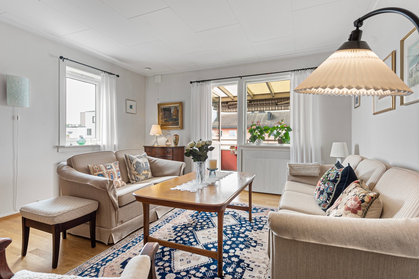Rommet har gyllen, trestavs parkett på gulvet Galleribilde