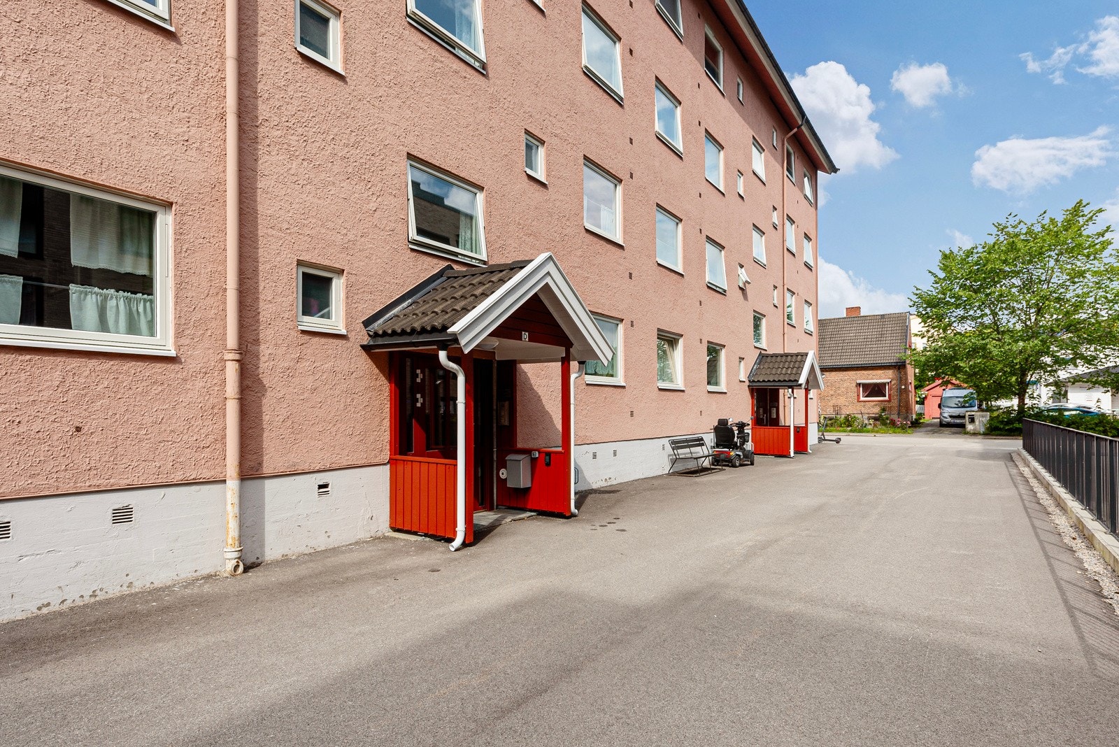 Pent opparbeidet med gressplen, prydbusker, trær og asfalterte internveier. Galleribilde