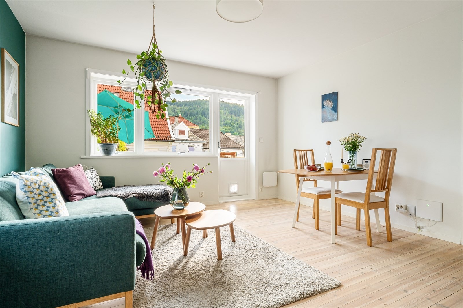 Lys og romslig stue med plass til både sofa- og spisegruppe. Galleribilde