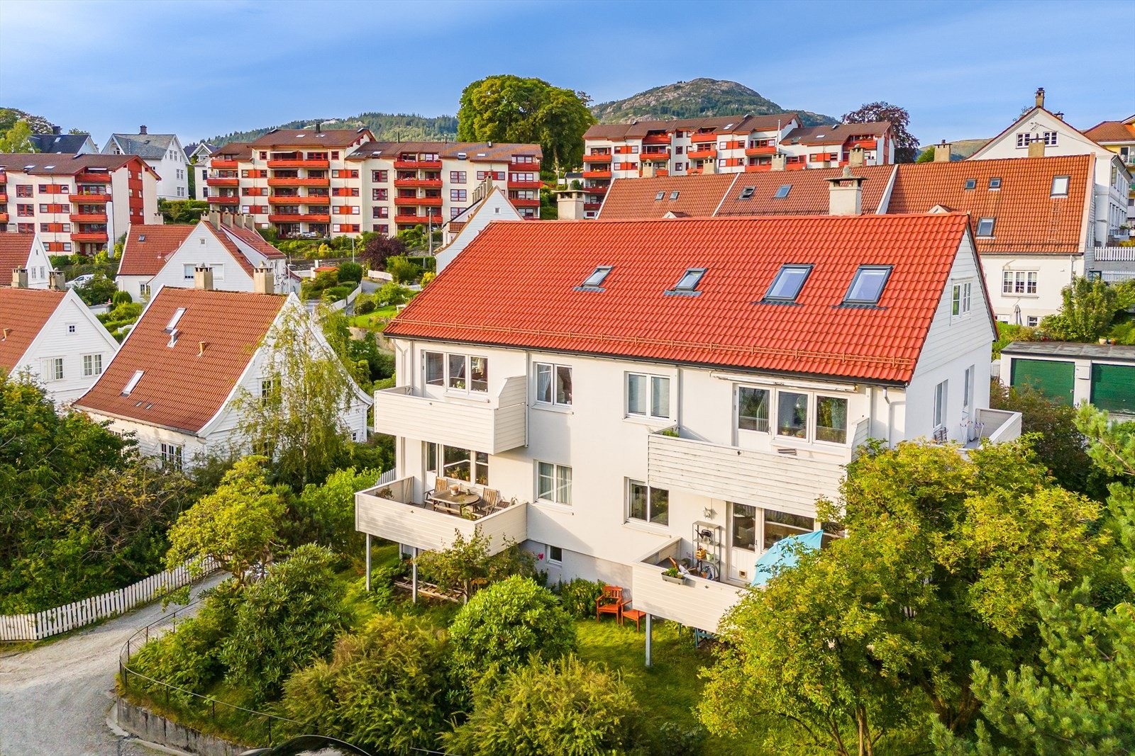 Borettslaget skiller seg klart ut fra mengden med sine hvitmalte bygninger med stakittgjerder, smale gangveier, velholdte hager og fine fellesareal. Galleribilde