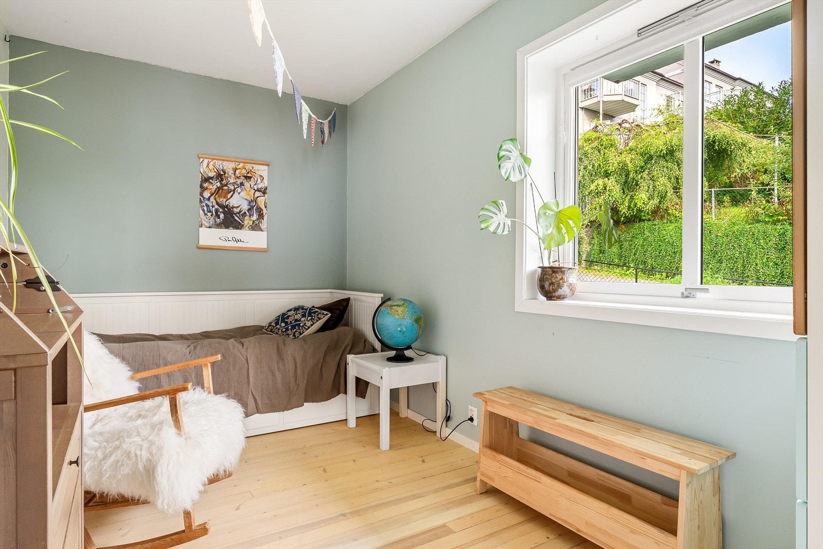 Soverom av god størrelse med plass til seng, nattbord, garderobe og annen ønsket innredning. Galleribilde
