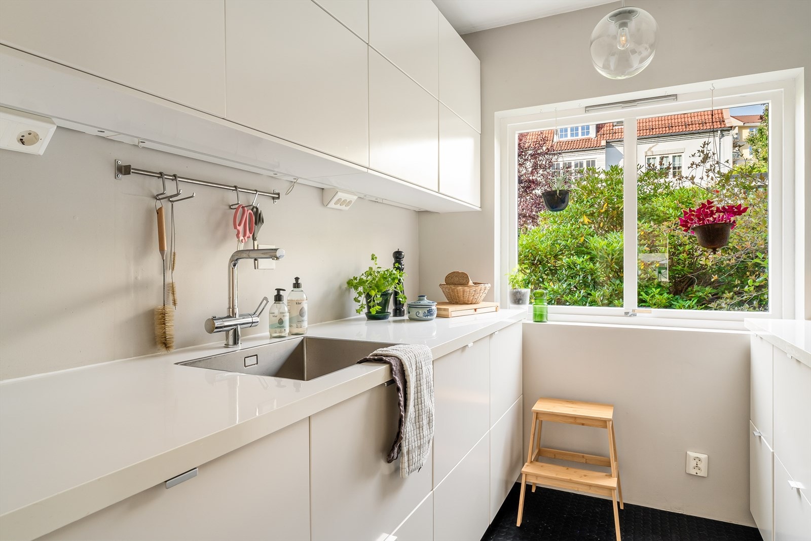 Ikea kjøkken i hvit slette utførelse med hvit laminat benkeplate med underlimt vask. Galleribilde