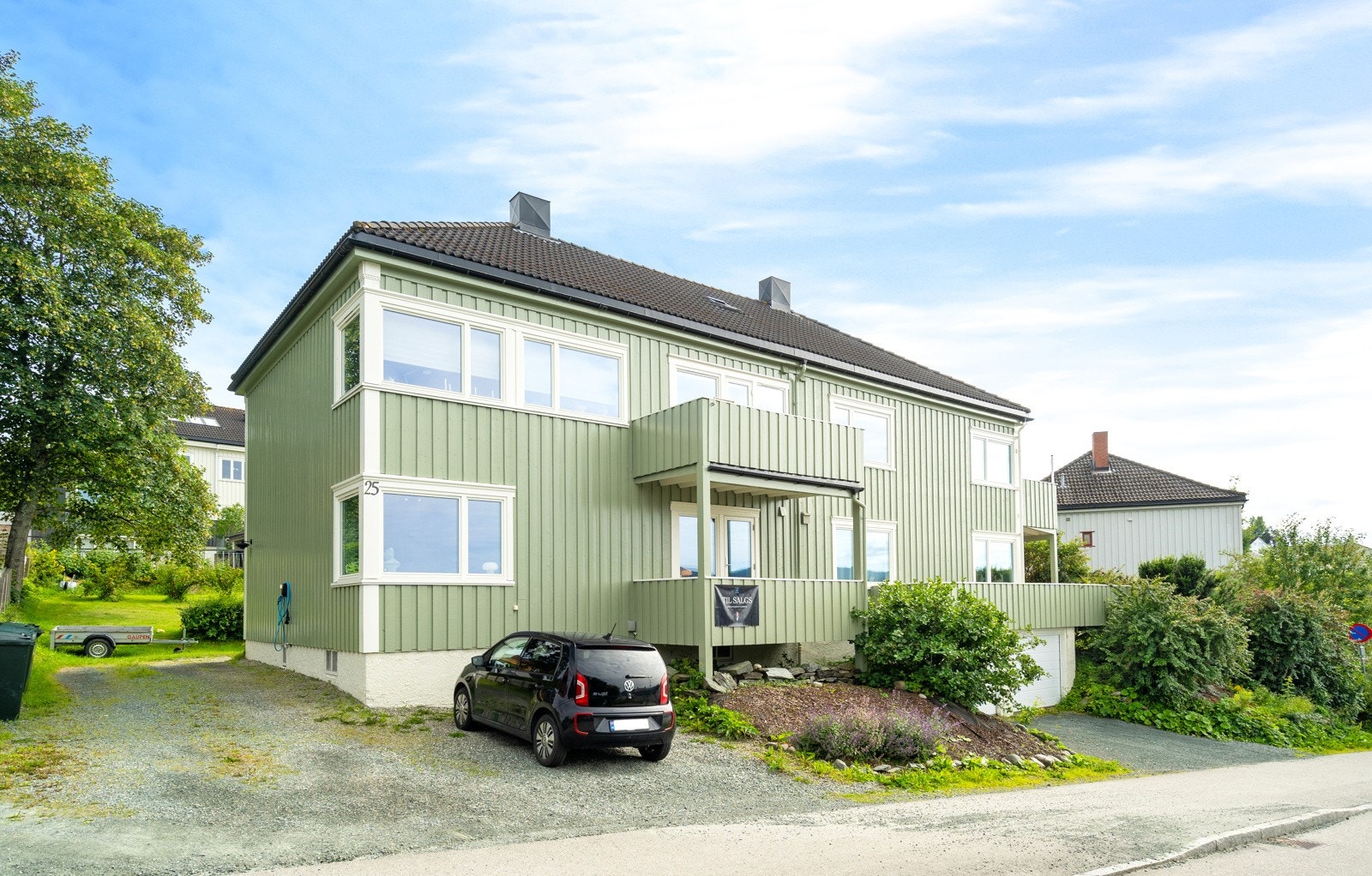 Det er biloppstillingsplass på fremsiden av boligen. Galleribilde