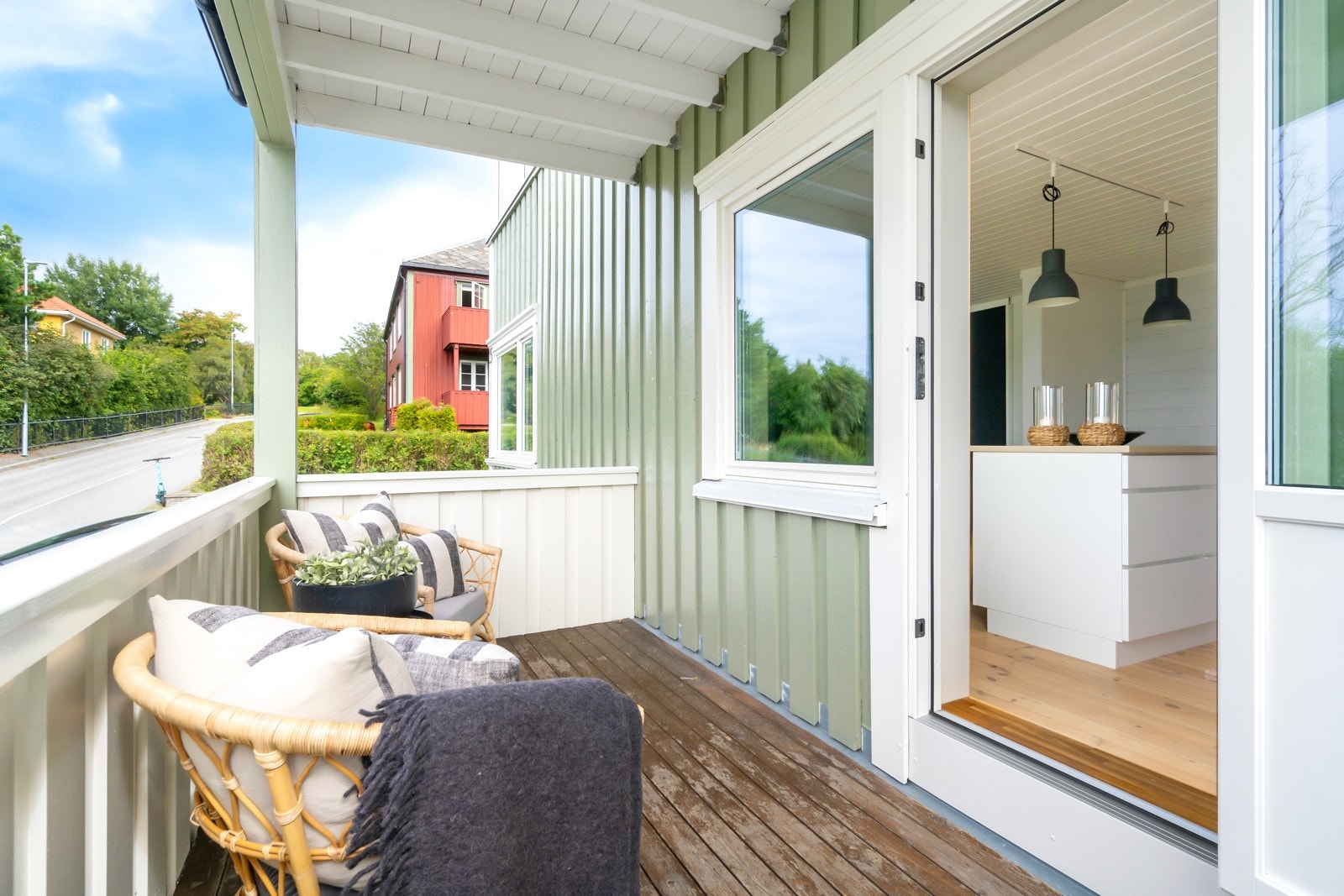 Utenfor kjøkkenet er det en herlig og overbygget balkong. Her har man sol langt utover kvelden. Galleribilde