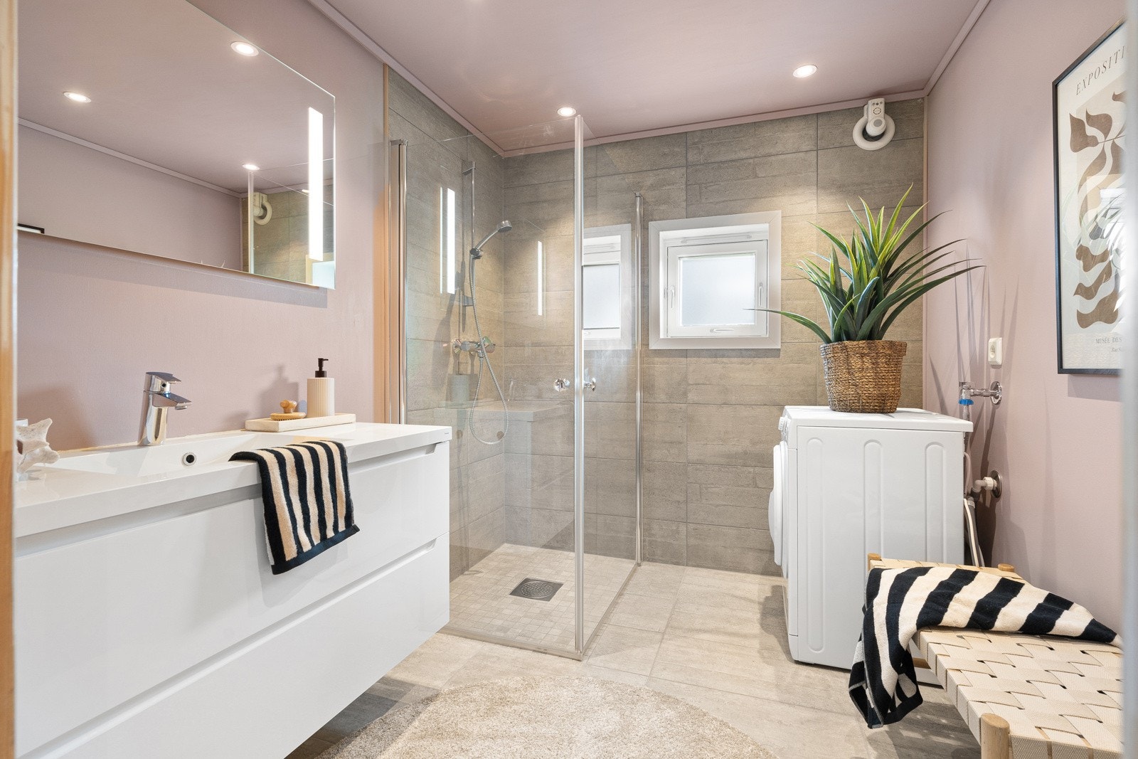 Leiligheten har et pent baderom som ifølge huseier ble oppgradert i 2015. Galleribilde