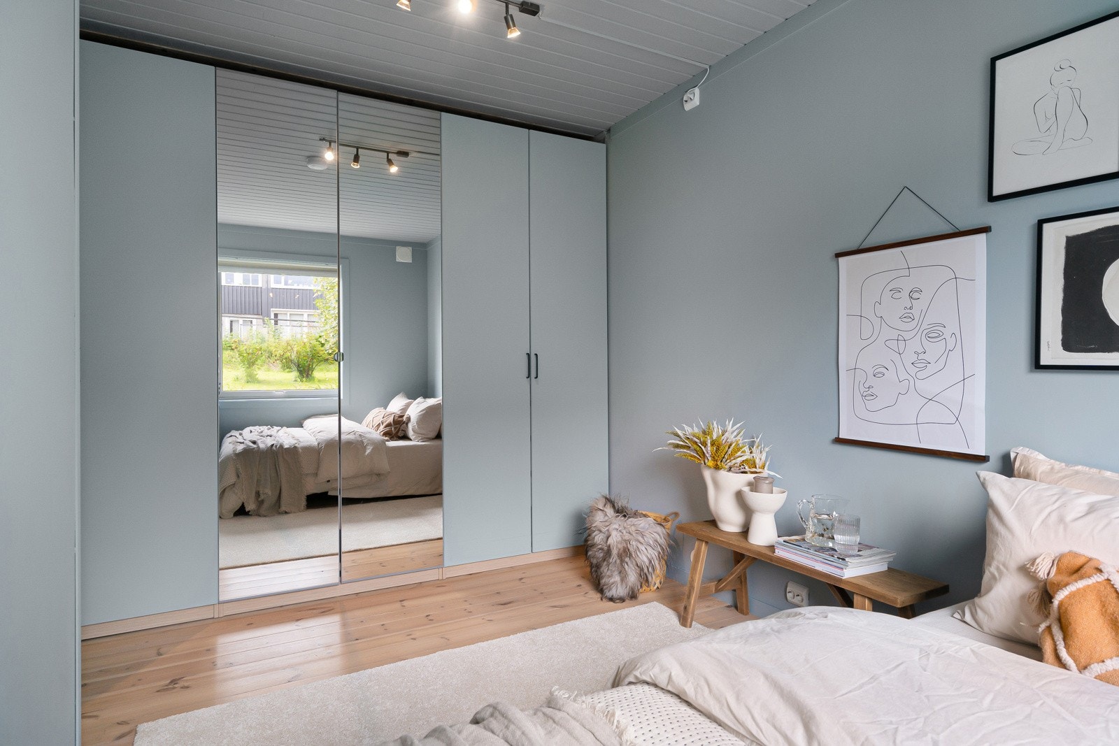 Det er plass til både dobbeltseng og garderobeløsning. Galleribilde