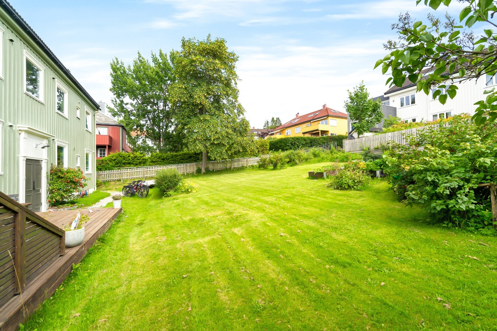 Felles tomt for sameiet opparbeidet med grus, plenareal terrasse og biloppstillingsplass. Galleribilde