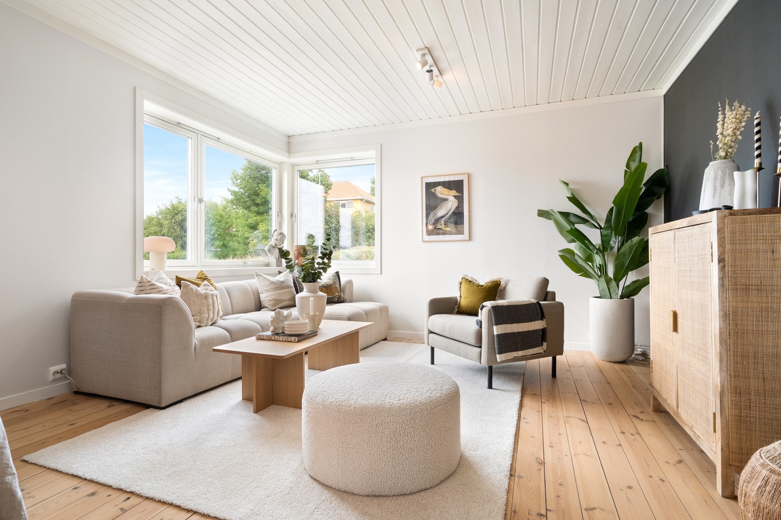 Store vinduer i to himmelretninger slipper inn rikelig med dagslys. Galleribilde