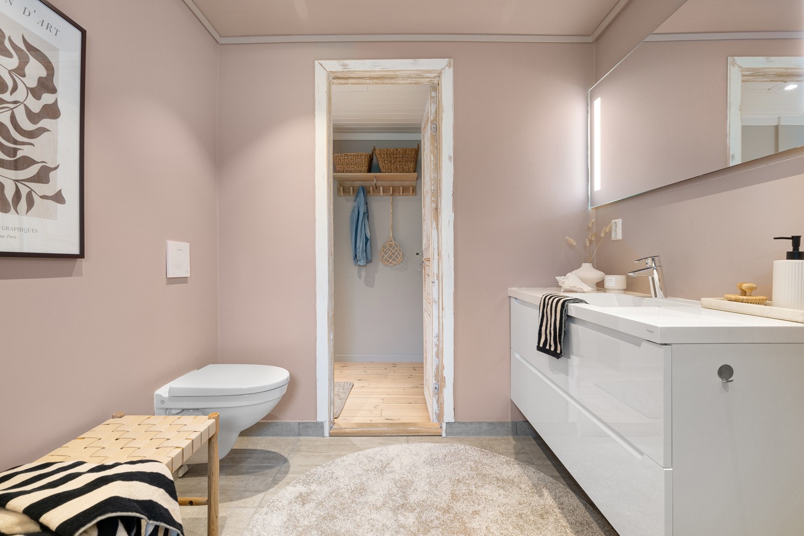 Det er god oppbevaringsplass i den stilfulle baderomsinnredningen. Galleribilde