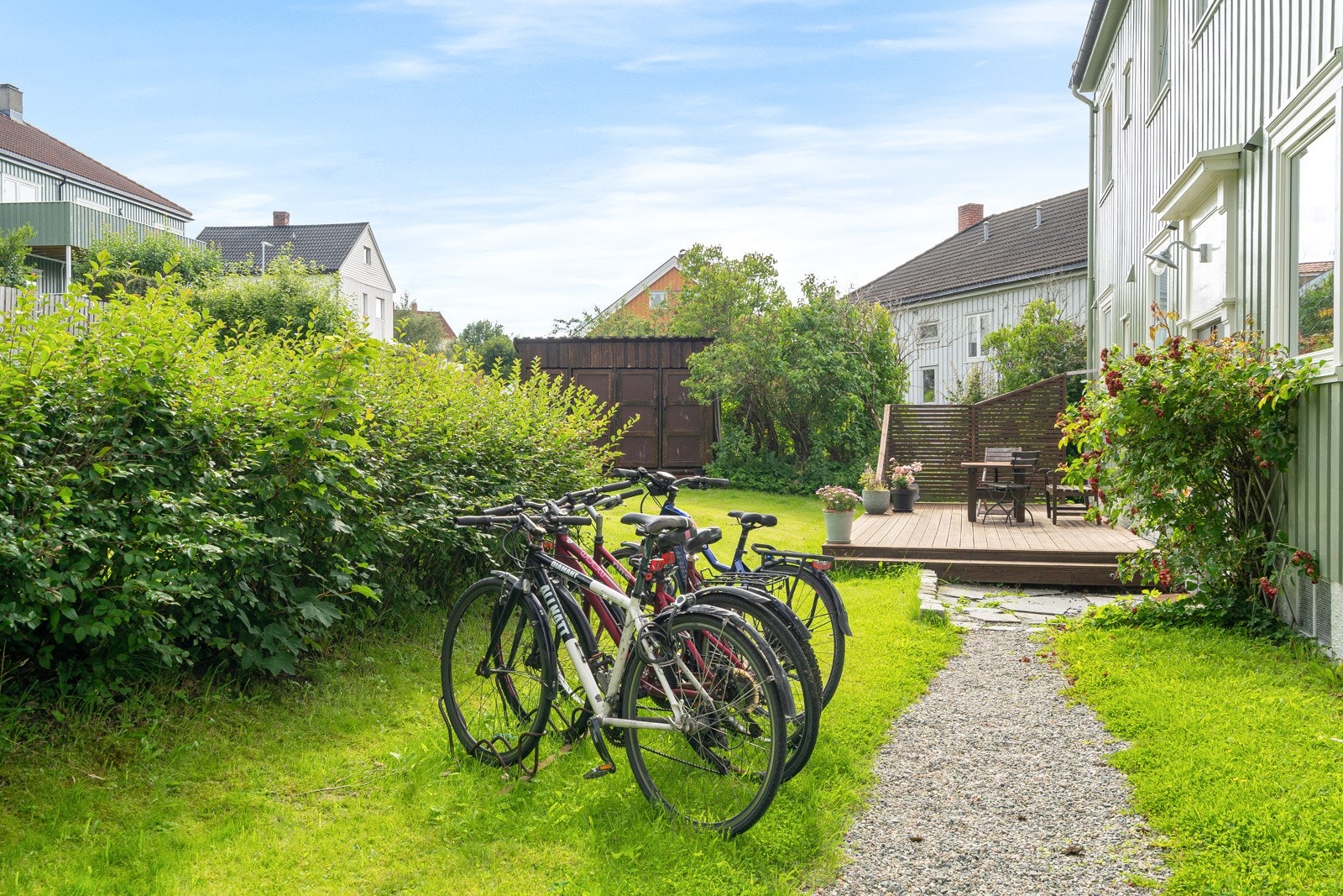 Fra boligen tar det ca. 3 min å gå til nærmeste bussholdeplass. Galleribilde