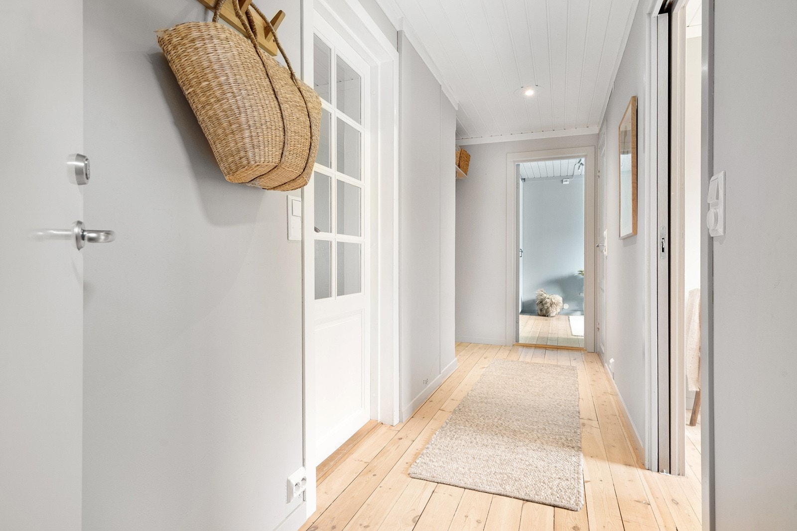 Man ønskes velkommen av en innbydende gang med downlights. Galleribilde