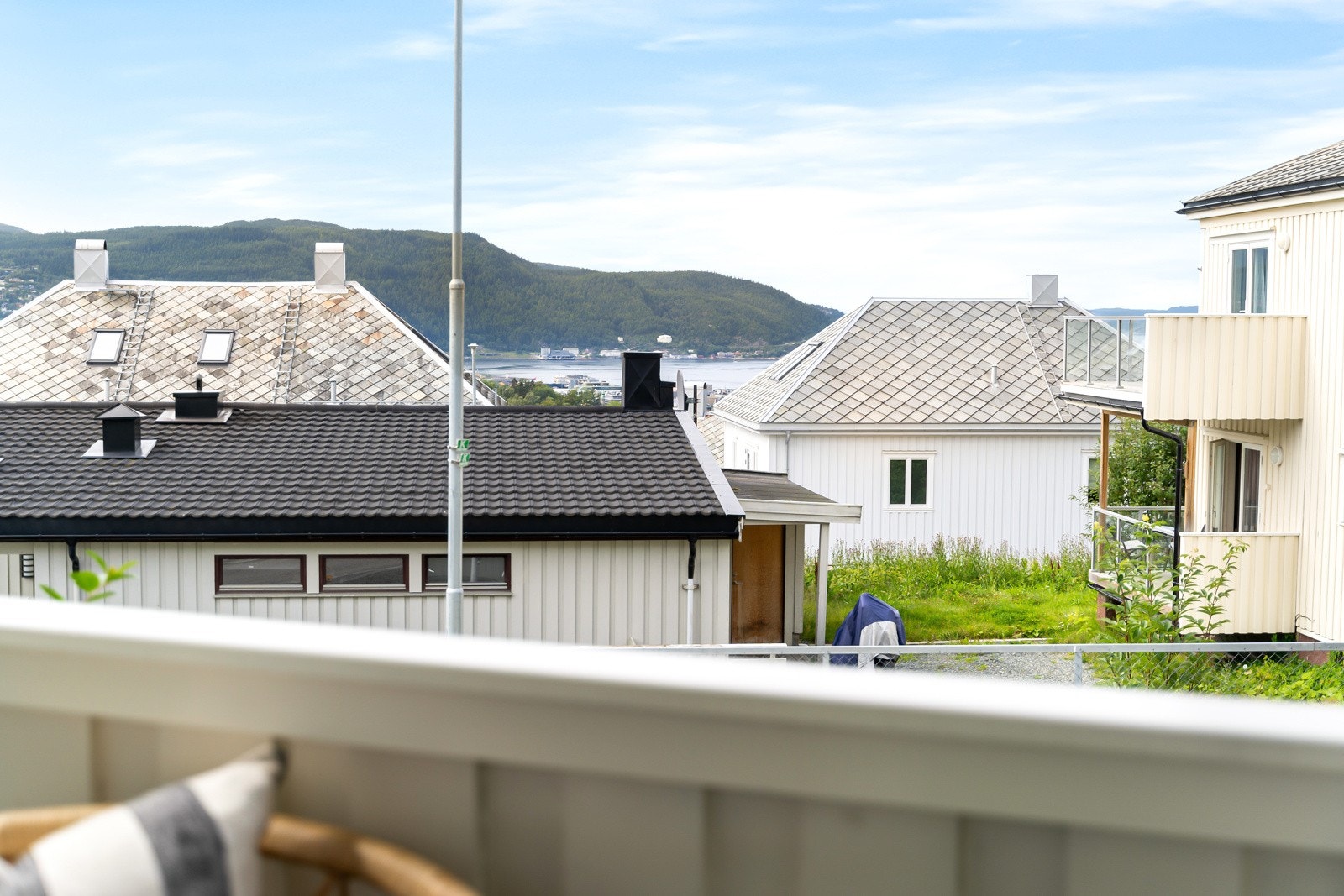 Fra leiligheten har du utsikt mot et velstelt og familievennlig nabolag. Man ser også deler av Trondheimsfjorden. Galleribilde