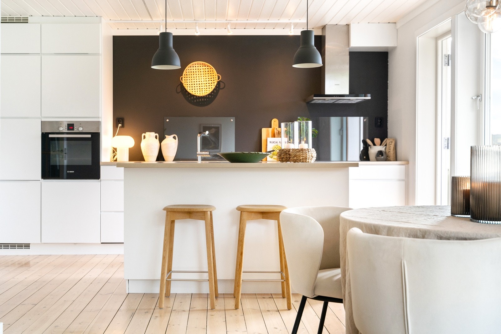 Kjøkkenet ligger i åpen løsning mot stuen og skaper en sosial atmosfære. Galleribilde