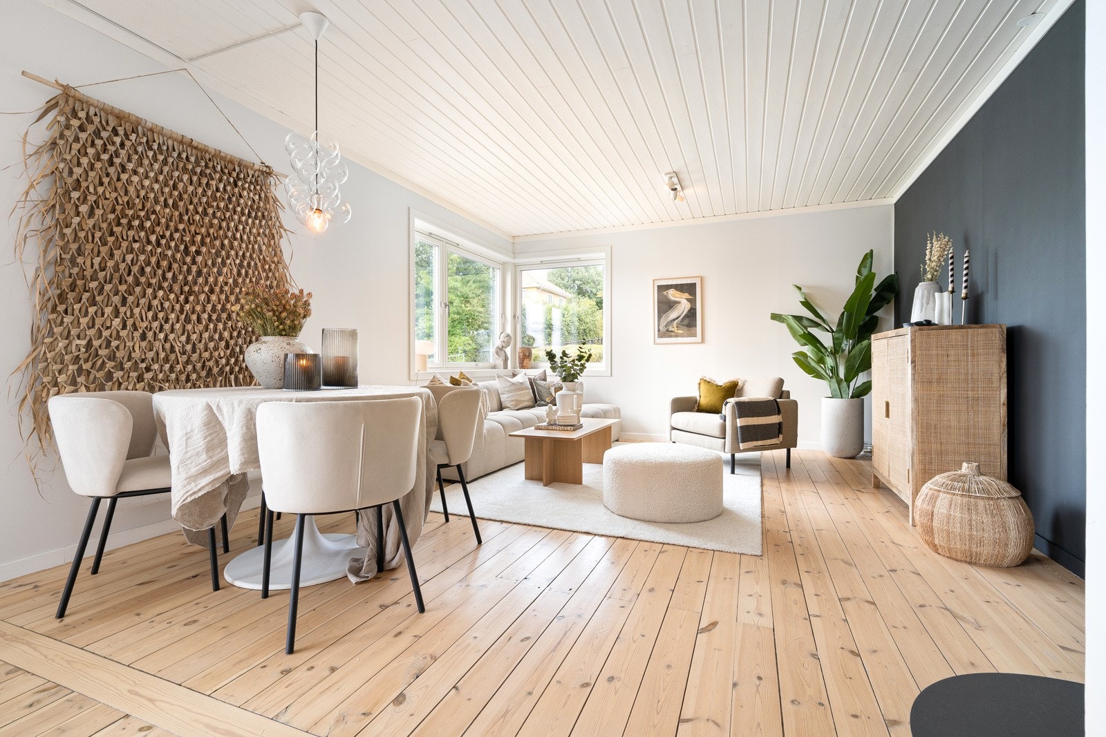 Stuen er malt i delikate farger som fremhever det lyse gulvet i heltre. Galleribilde