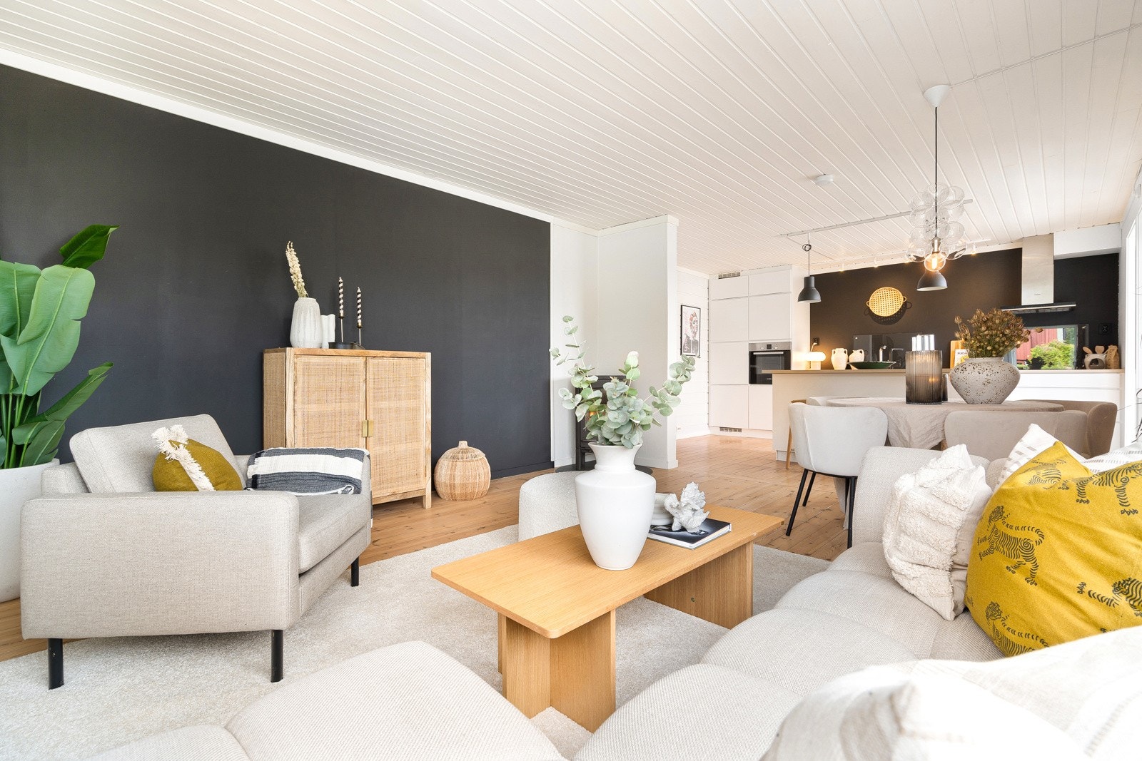 Lys og innbydende stue med god plass til sofagruppe. Galleribilde