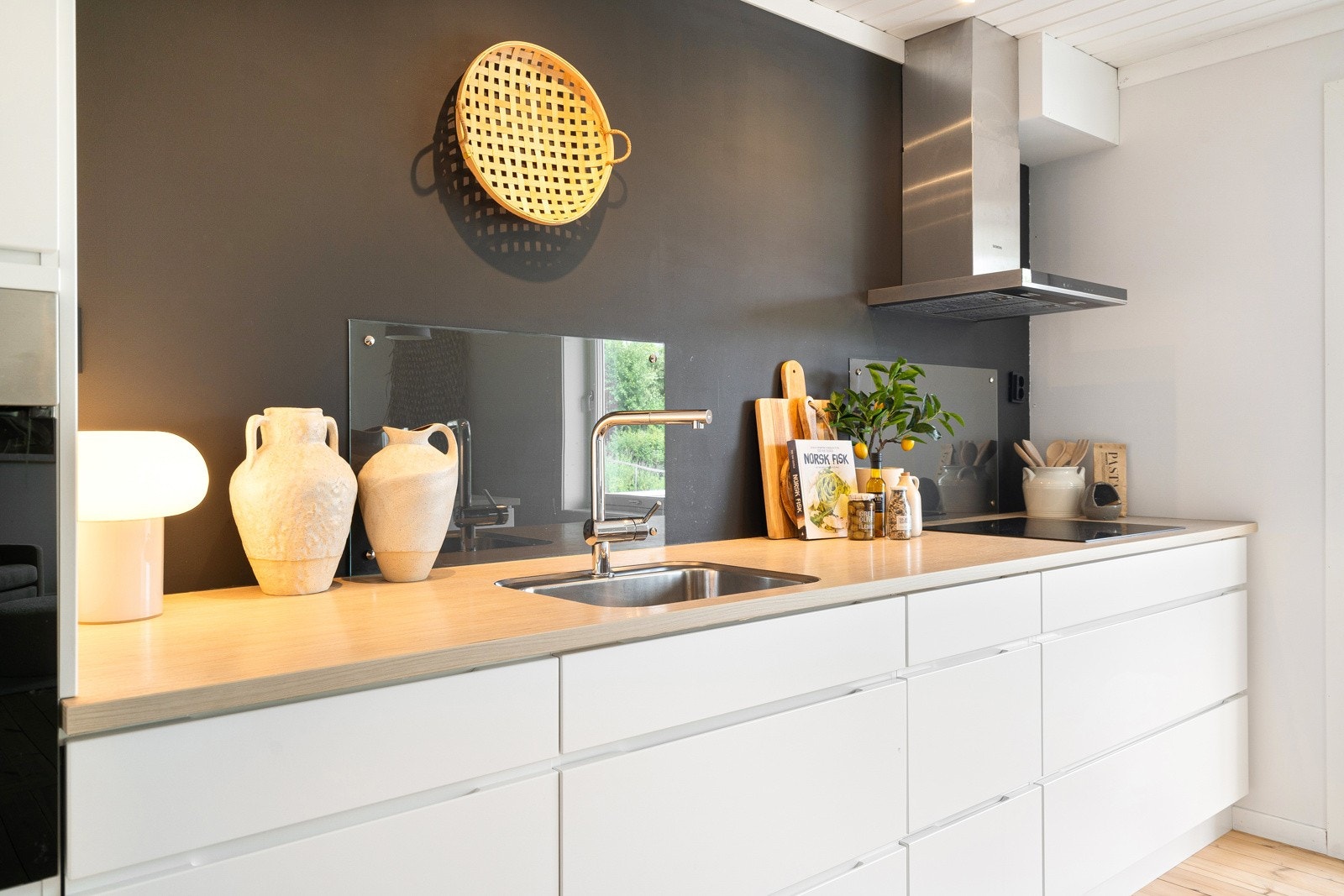 For et luftigere uttrykk er overskap valgt bort til fordel for åpne flater, men det er likevel godt med skapplass. Galleribilde