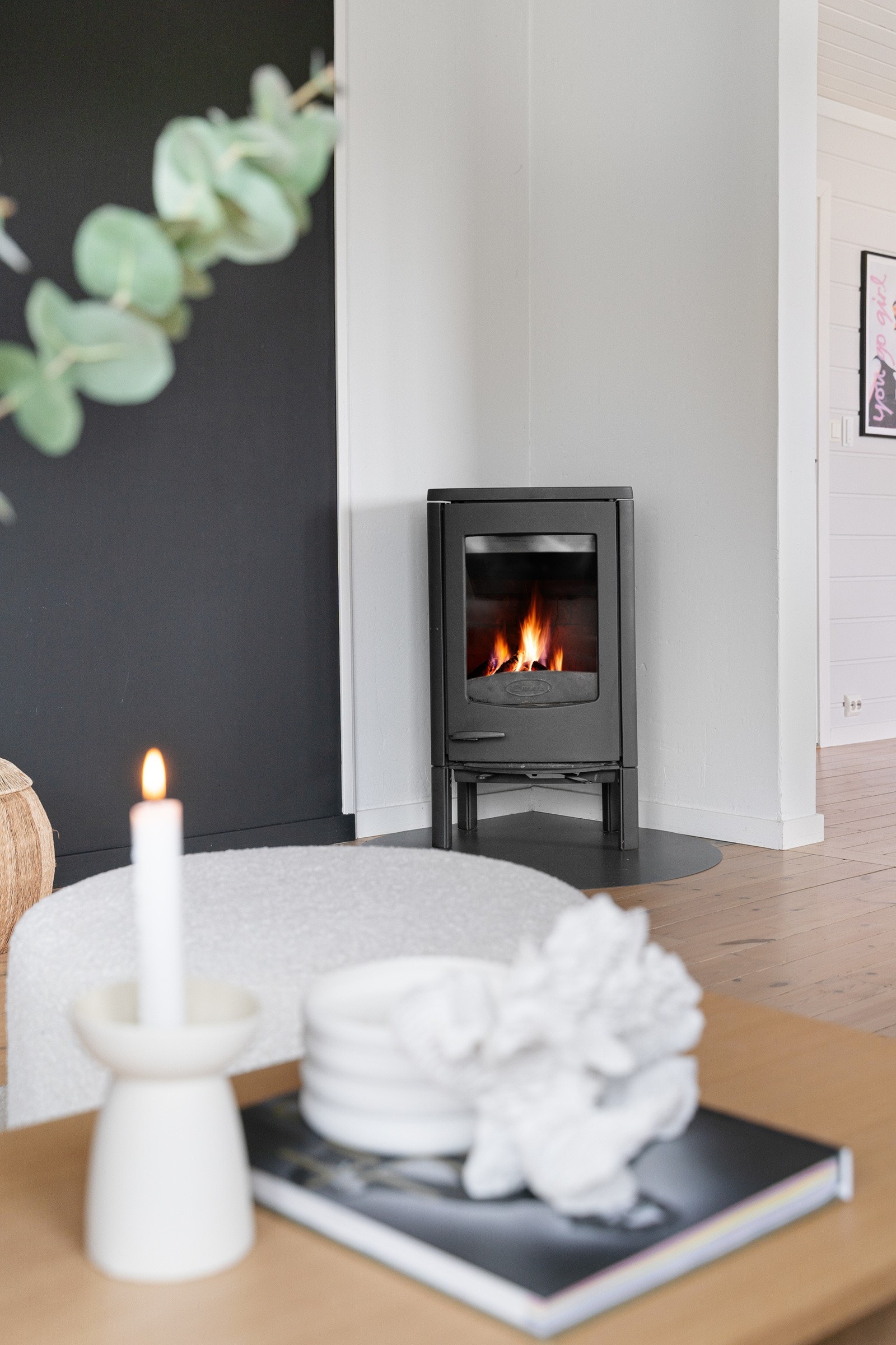 Stuen har peisovn som varmer godt på kalde vinterdager. Galleribilde